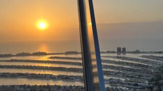 【感動ドバイ】パーム・ジュメイラと水平線に沈む夕陽を眺める